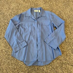 Chico’s women’s blouse in medium (size 1) blue with button detail